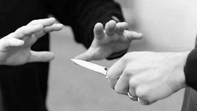 Aeroporto di Parigi, uomo armato di coltello ucciso da agenti, dal comportamento aggressivo e con un coltello