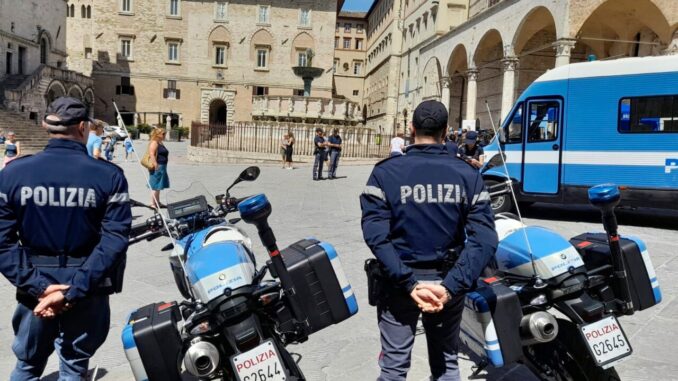 Giornata Internazionale dei minori scomparsi il camper della Polizia a Perugia in Piazza IV Novembre