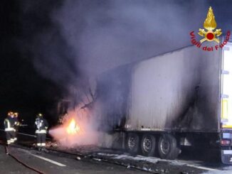 Un incendio ha coinvolto un tir che trasportava frutta e verdura