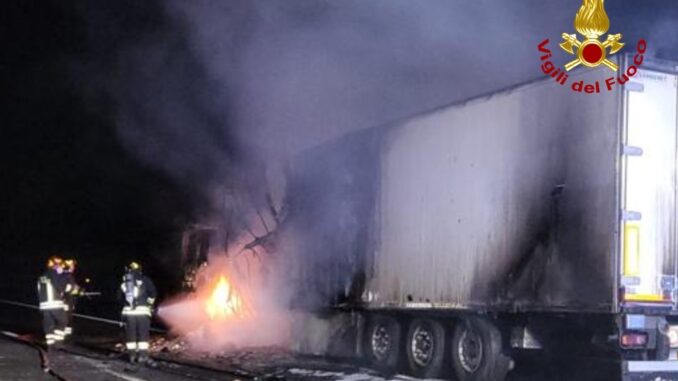 Un incendio ha coinvolto un tir che trasportava frutta e verdura