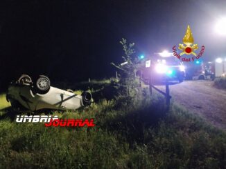 Incidente stradale nella notte, fuori strada con l'auto, ragazza in ospedale