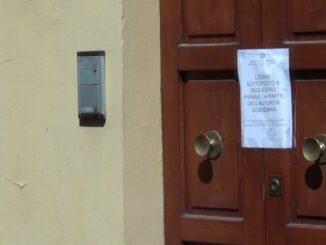 Morto in casa a 41 anni, eseguita autopsia, non emergono segni di violenza