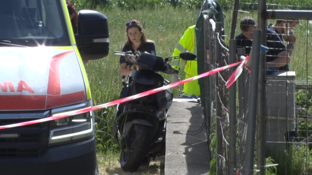 Con lo scooter finisce in un canalone, muore ragazzo di 23 anni