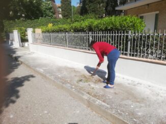  A Ponte San Giovanni i residenti liberano marciapiedi dalle erbacce