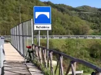 Automobilista sclera sulla E45, Polizia locale fa multe dal cavalcavia