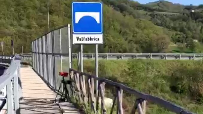 Automobilista sclera sulla E45, Polizia locale fa multe dal cavalcavia