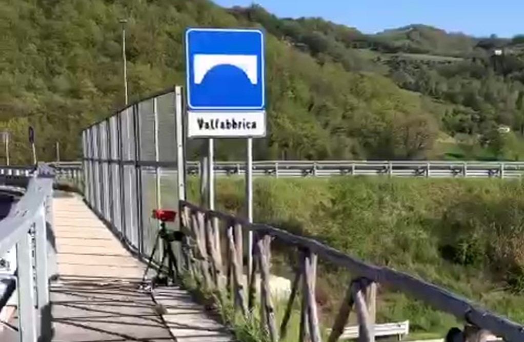Automobilista sclera sulla E45, Polizia locale fa multe dal cavalcavia