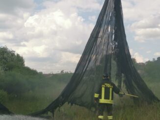 Telo finisce sui cavi alta tensione su E45, vigili del fuoco ed Enel sul posto