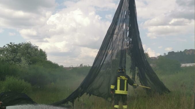 Telo finisce sui cavi alta tensione su E45, vigili del fuoco ed Enel sul posto