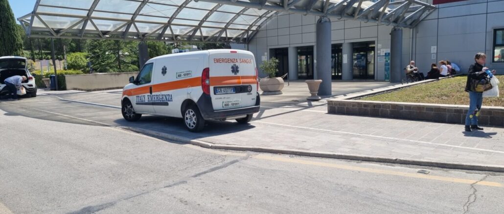 Cade in biciletta ad Assisi, 55enne grave in ospedale