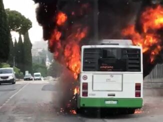 Un autobus a metano in fiamme, zona San Sisto bloccata