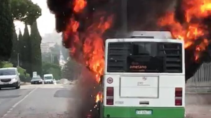 Un autobus a metano in fiamme, zona San Sisto bloccata
