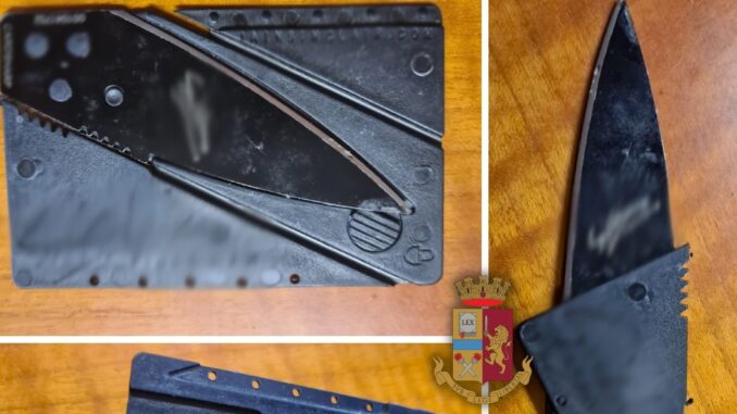 Uomo tenta di accedere in tribunale con un coltello a forma di carta di credito