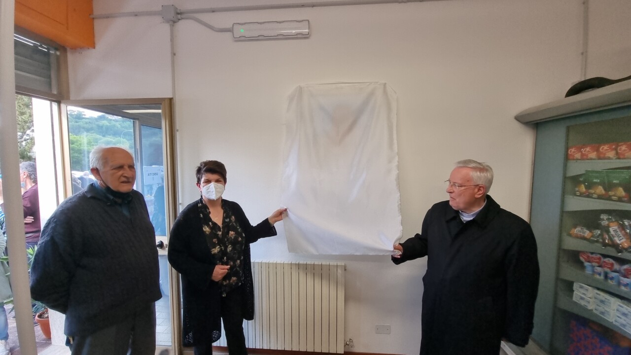 Emporio Ponte Pattoli, Michela Lupatelli ha dipinto il ritratto di Don Gustavo Coletti