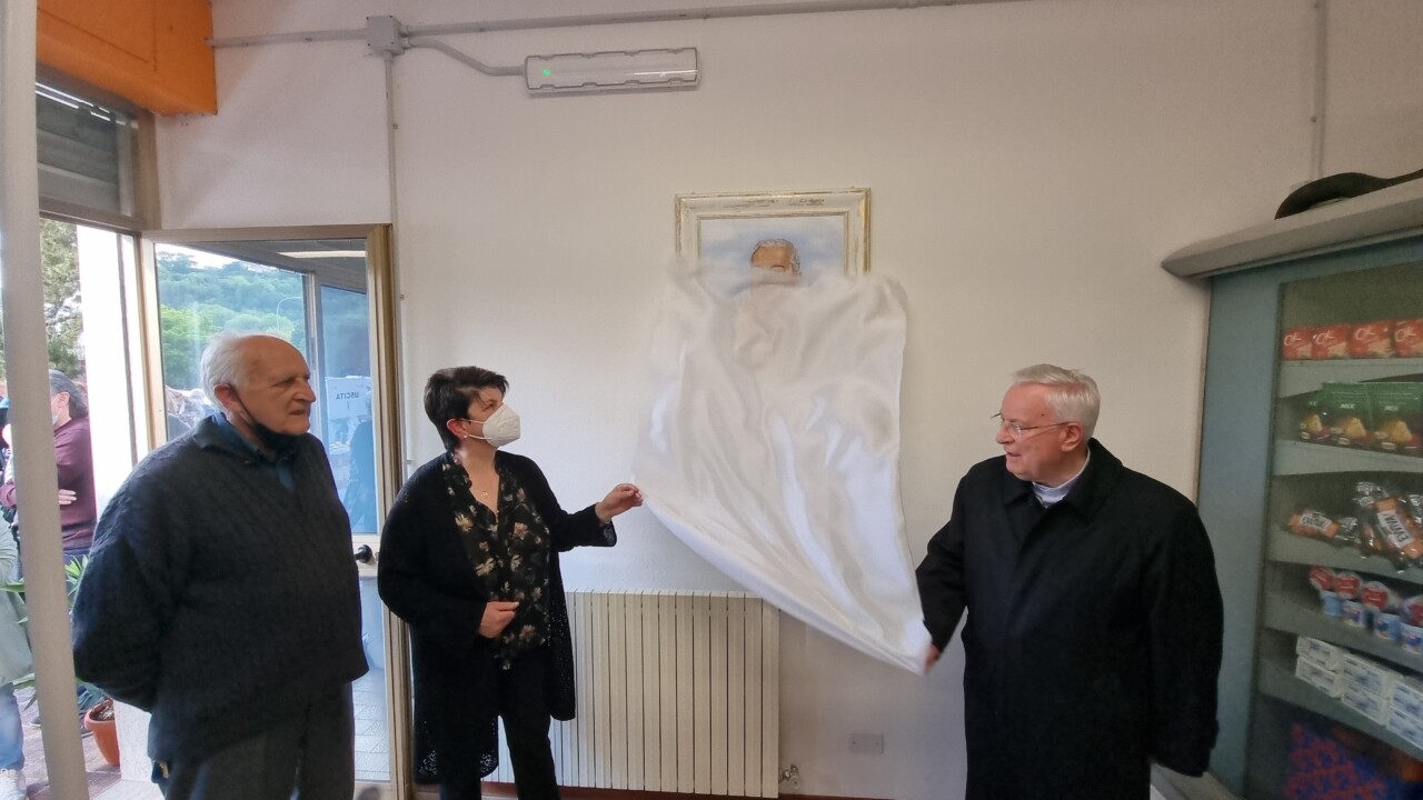 Emporio Ponte Pattoli, Michela Lupatelli ha dipinto il ritratto di Don Gustavo Coletti