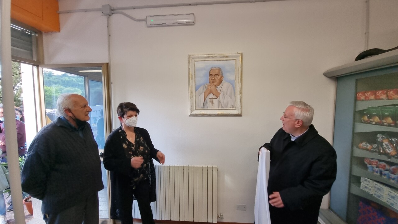 Emporio Ponte Pattoli, Michela Lupatelli ha dipinto il ritratto di Don Gustavo Coletti