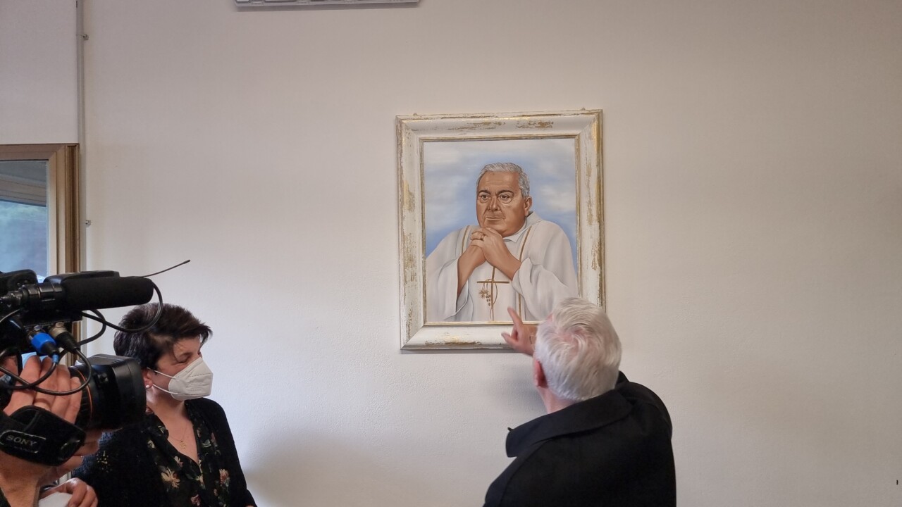 Emporio Ponte Pattoli, Michela Lupatelli ha dipinto il ritratto di Don Gustavo Coletti