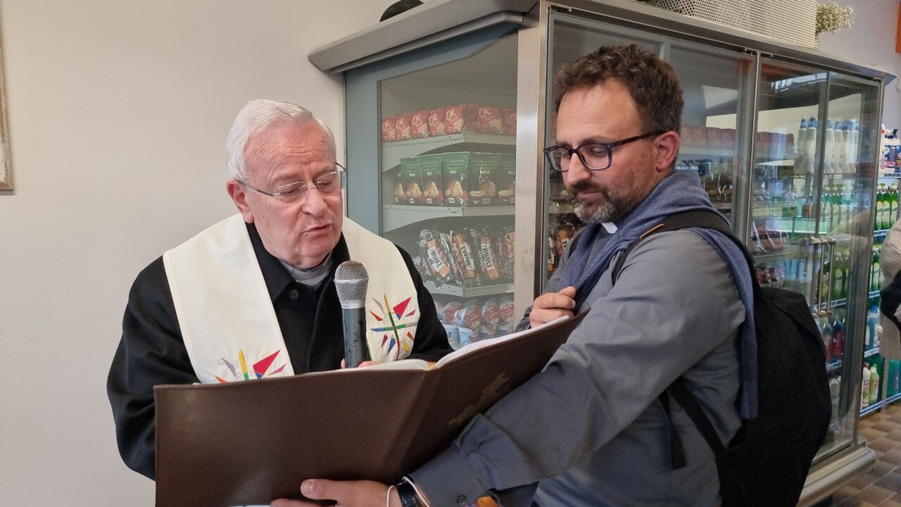 Emporio Ponte Pattoli, Michela Lupatelli ha dipinto il ritratto di Don Gustavo Coletti