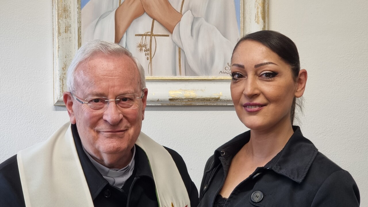 Emporio Ponte Pattoli, Michela Lupatelli ha dipinto il ritratto di Don Gustavo Coletti
