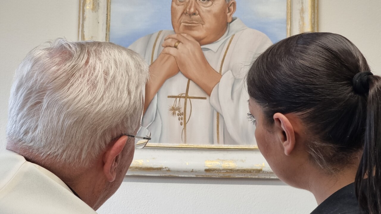 Emporio Ponte Pattoli, Michela Lupatelli ha dipinto il ritratto di Don Gustavo Coletti