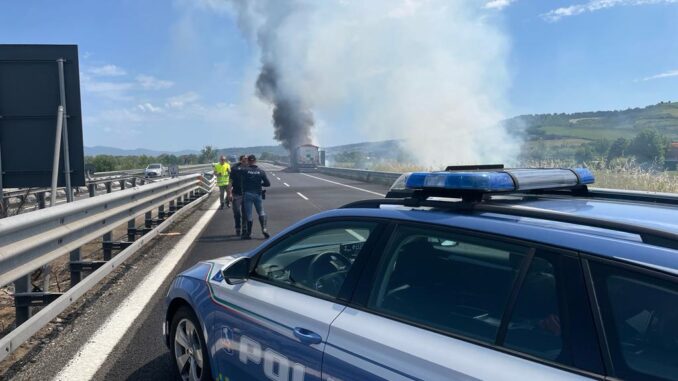 Autotreno in fiamme su A1, incendio autostrada tra Fabro e Orvieto [Foto]