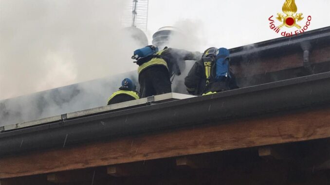 Tetto di una villetta prende a fuoco, incendio all'alba di domenica