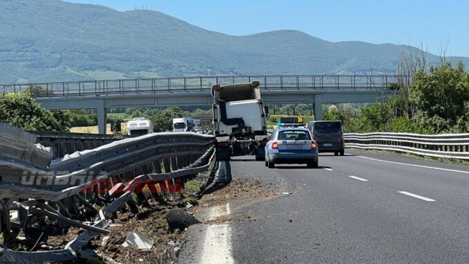 Esplode penumatico, Tir su guardrail in A1, incidente stradale in autostrada, tra Orvieto e Fabro