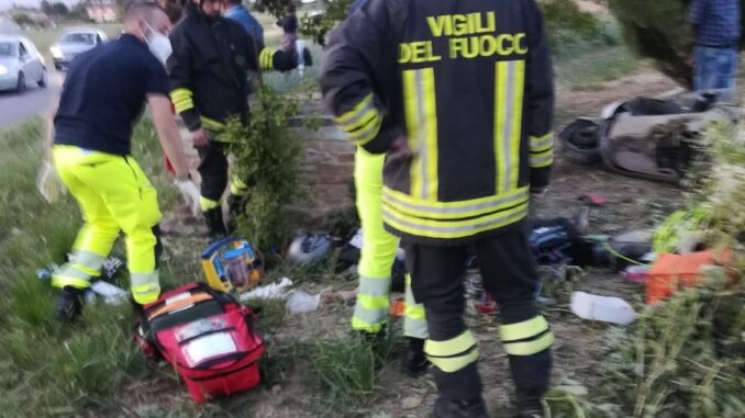 Incidente a Cannara, morto un ragazzo di 28 anni finito fuori strada con lo scooter