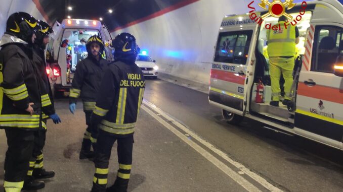 Incidente dentro la galleria, ferito motociclista, è gravissimo