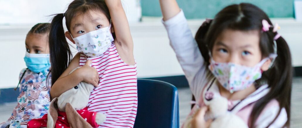 Perché a scuola i bimbi devo portare la mascherina e al Mc no? Le iniziative di un'associazione
