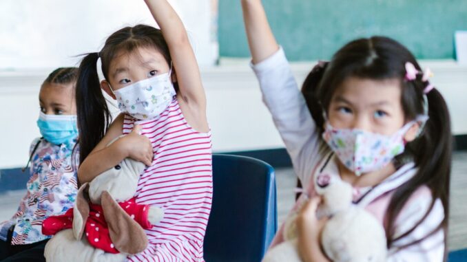 Perché a scuola i bimbi devo portare la mascherina e al Mc no? Le iniziative di un'associazione