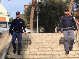 Aggredisce la cugina con il vetro di una bottiglia rotta e la ferisce
