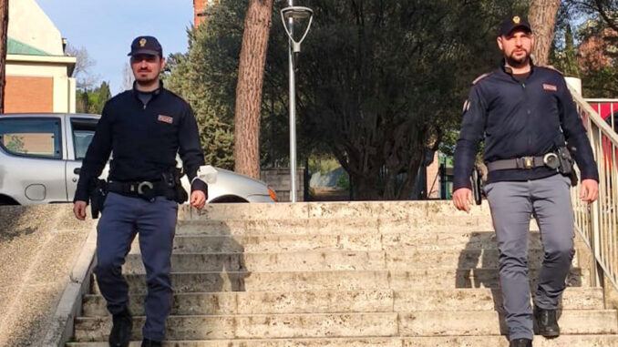Aggredisce la cugina con il vetro di una bottiglia rotta e la ferisce