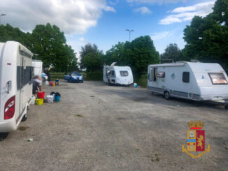 Con i caravan nei parcheggi dello stadio a Costano, allontanate