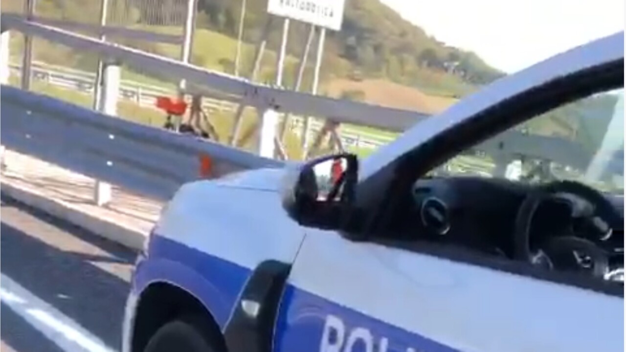 Automobilista sclera sulla E45, Polizia locale fa multe dal cavalcavia