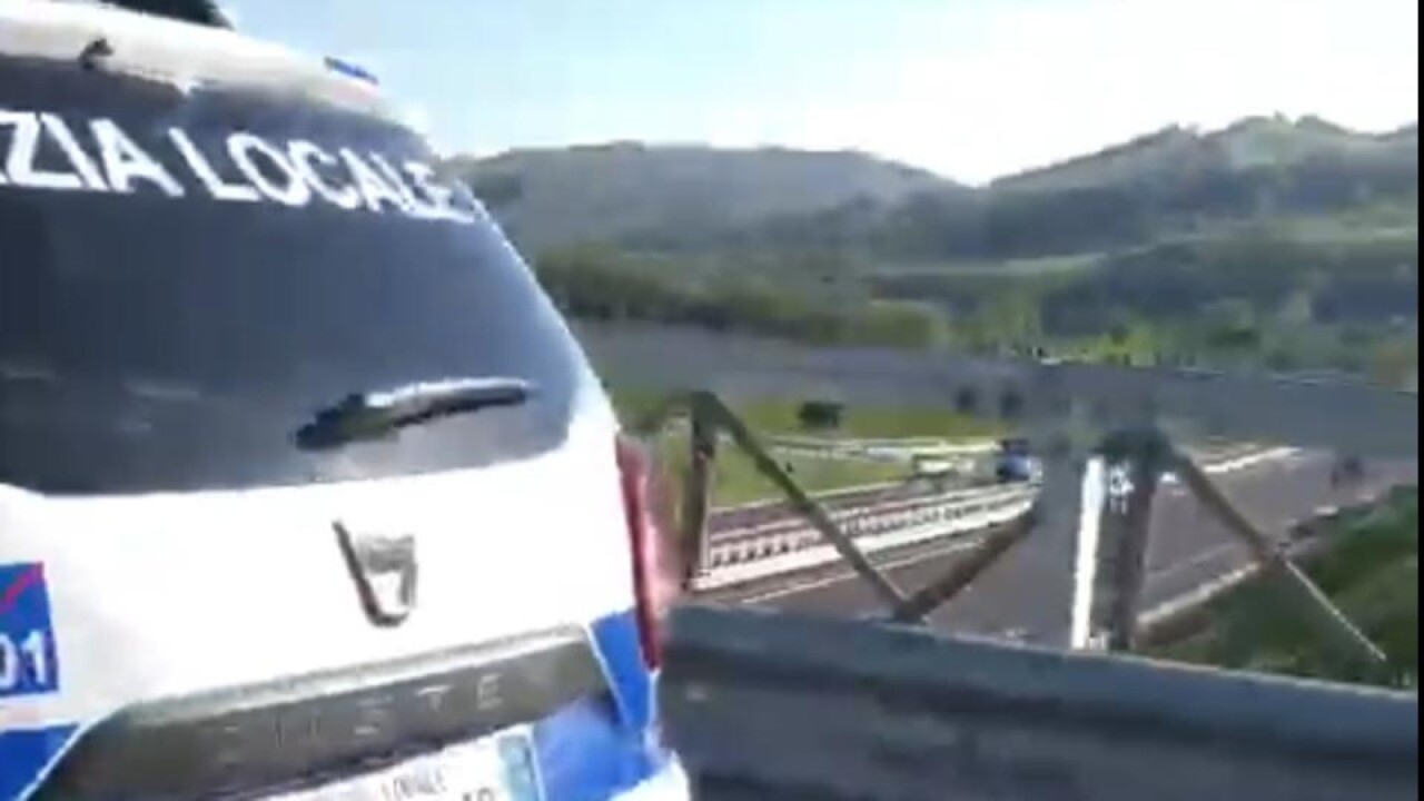 Automobilista sclera sulla E45, Polizia locale fa multe dal cavalcavia