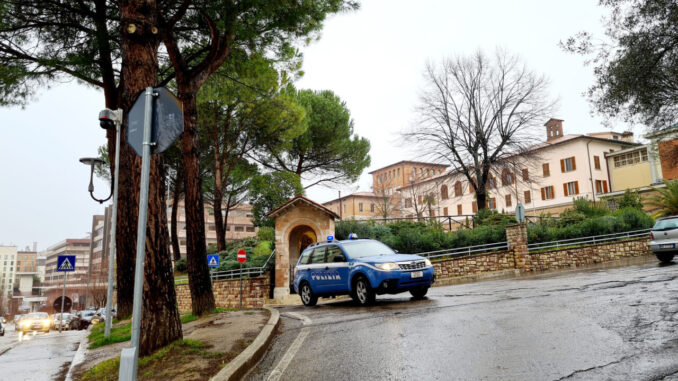Sottrae portafogli con denaro e documenti a cittadino straniero