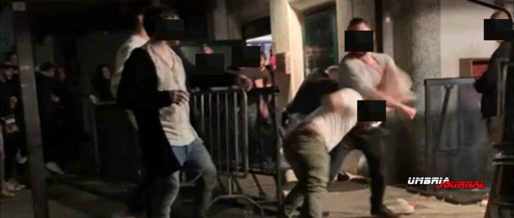 Rissa nella notte, due gruppi si affrontano davanti ad una discoteca, alla periferia di Perugia