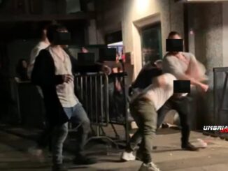 Rissa nella notte, due gruppi si affrontano davanti ad una discoteca, alla periferia di Perugia