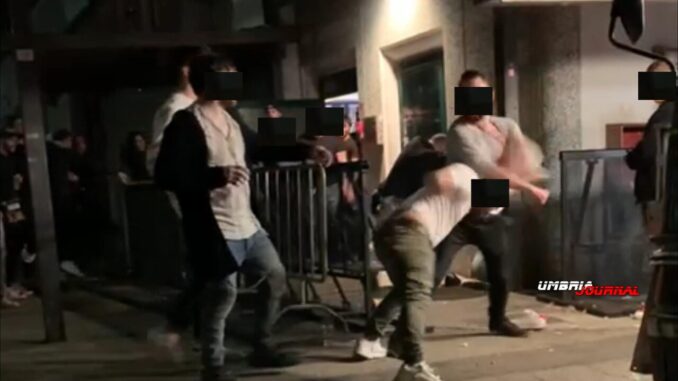 Rissa nella notte, due gruppi si affrontano davanti ad una discoteca, alla periferia di Perugia