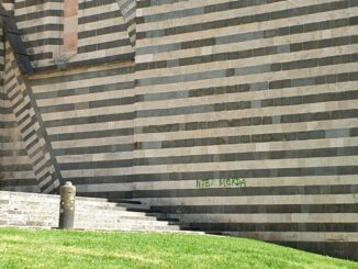 Scritta offensiva contro l'Inter sul Duomo di Orvieto, indagini su atto vandalico