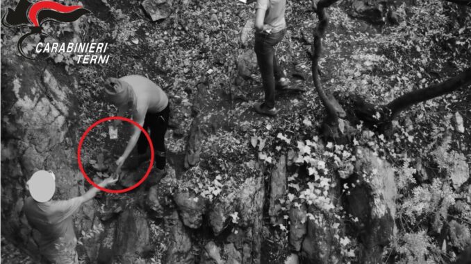 Presa a tenaglia a Rocca San Zenone, carabinieri stroncano spaccio droga