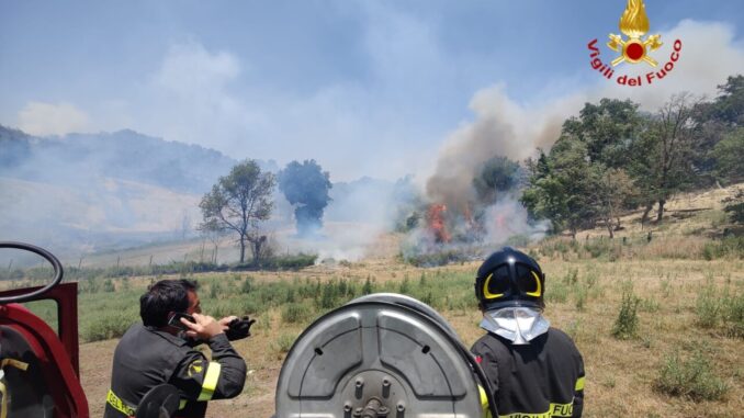 Incendio bosco a Narni, sulla via Capitonese, intervento aereo per domare fiamme
