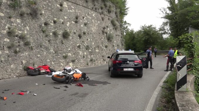 Scontro tra due moto, morti, in un tamponamento, due motociclisti romani l'incidente stradale sulla 205 "Amerina"