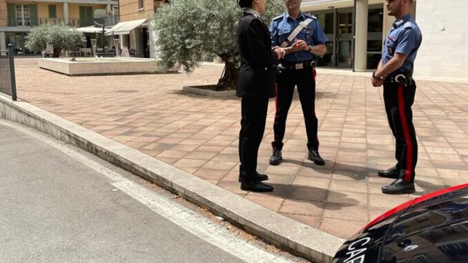 Ruba una borsa e fugge, arrestato dai carabinieri
