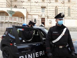 Trasporta auto da rottamare senza autorizzazione, straniero indossa auricolari rubati