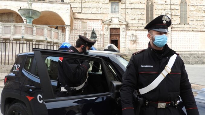 Trasporta auto da rottamare senza autorizzazione, straniero indossa auricolari rubati