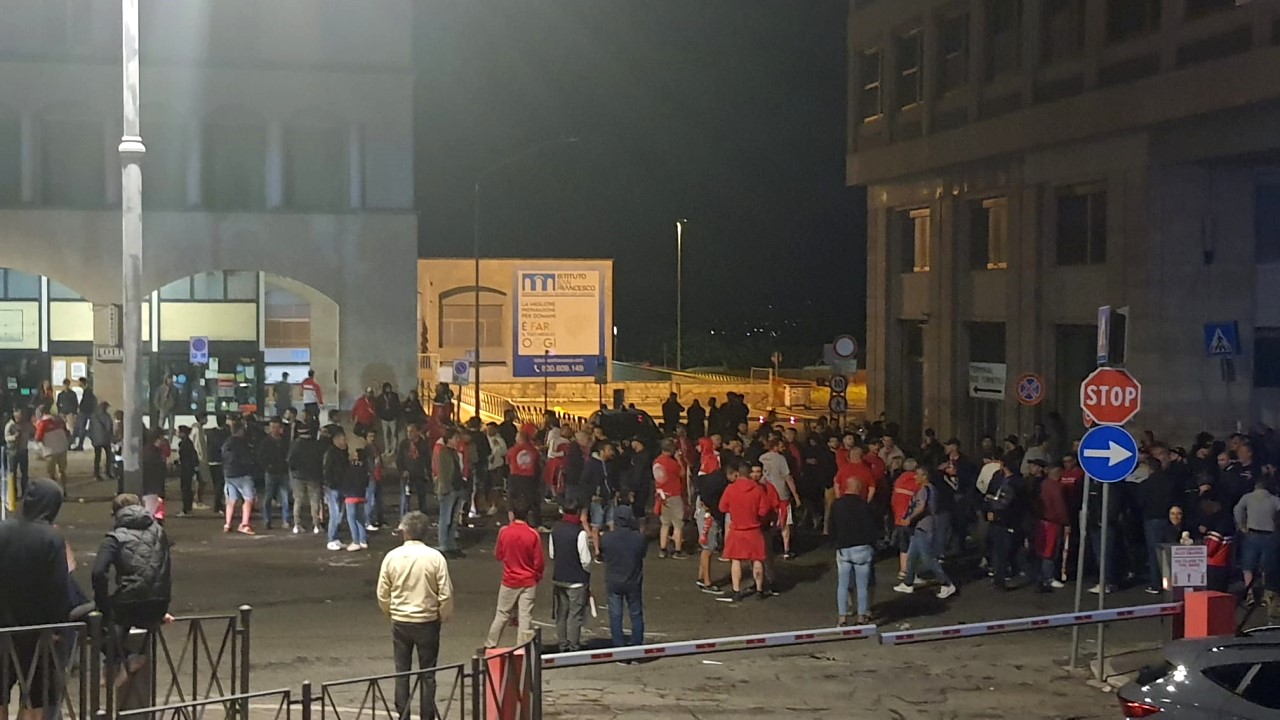 Una scazzottata tra gruppi di tifosi blocca il corteo del Perugia calcio