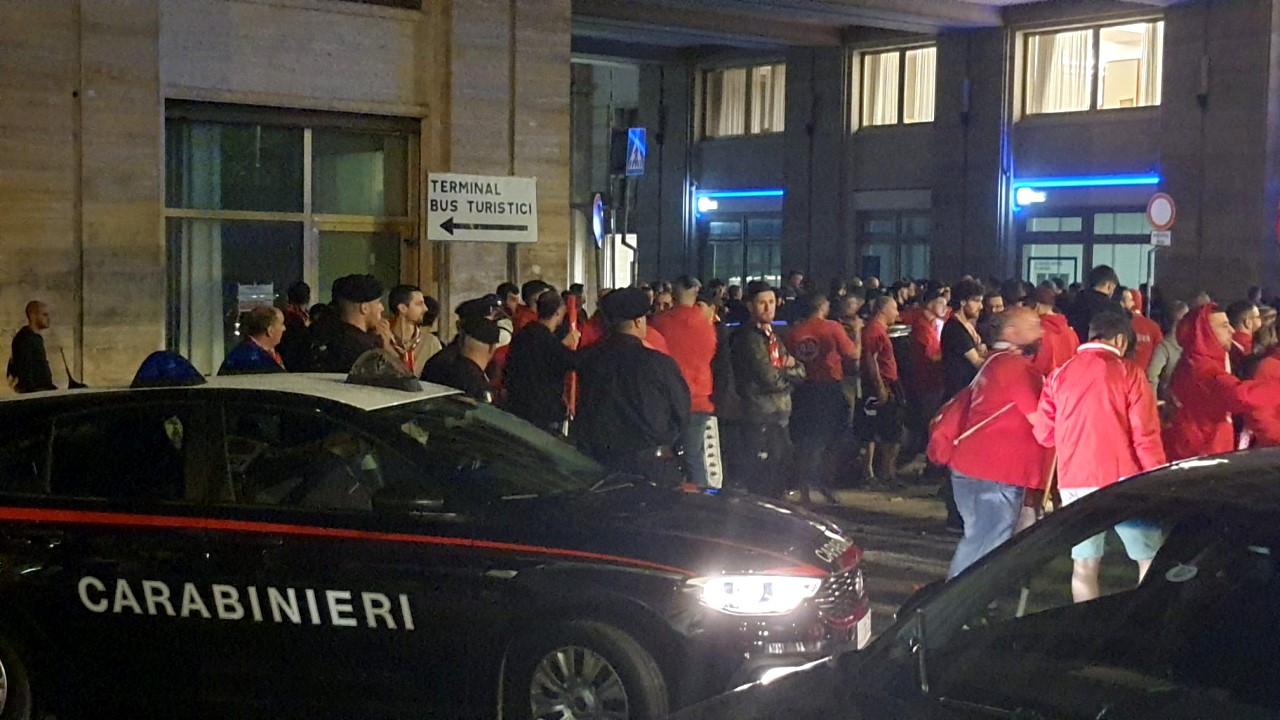 Una scazzottata tra gruppi di tifosi blocca il corteo del Perugia calcio