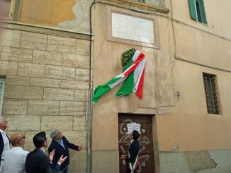 XX giugno, inaugurata l’epigrafe restaurata di Francesco Guardabassi